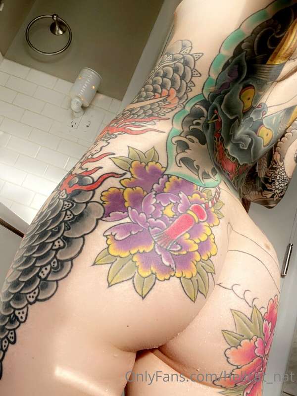 Good morning ☀️ Lil dew drops on my booty 💦 do you shower at..