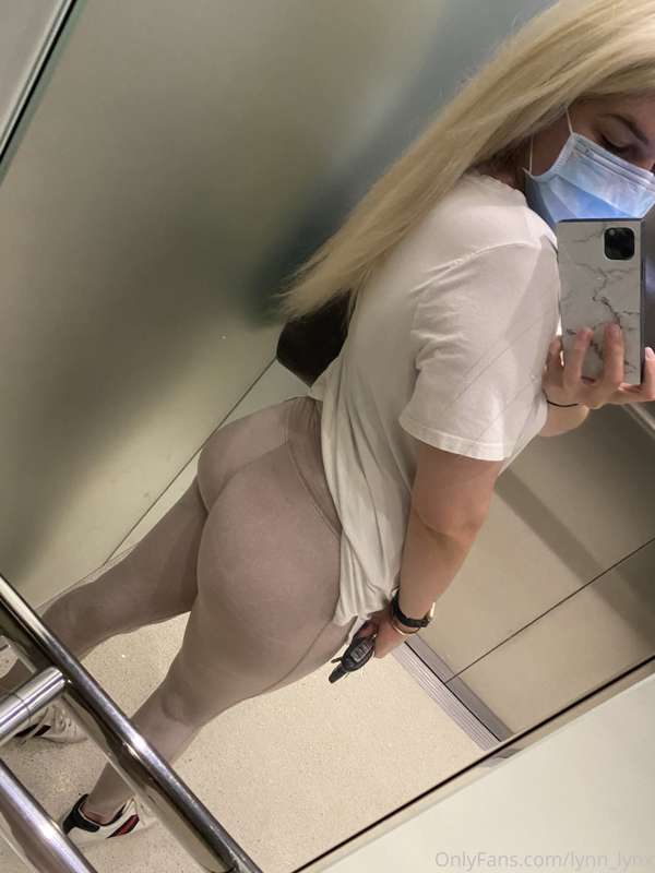 This elevator mirror is a two way mirror.. hope there’s a ca..