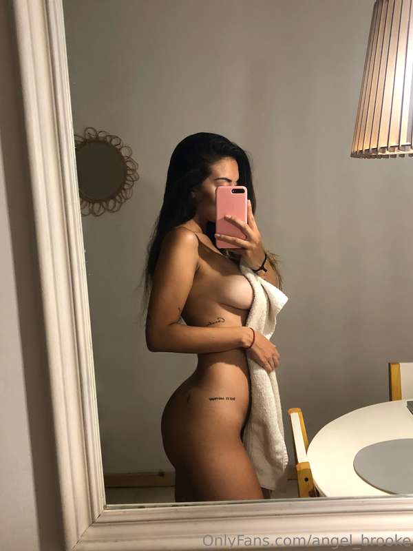 Comment “nude” and I will send you a present babe ❤️😏