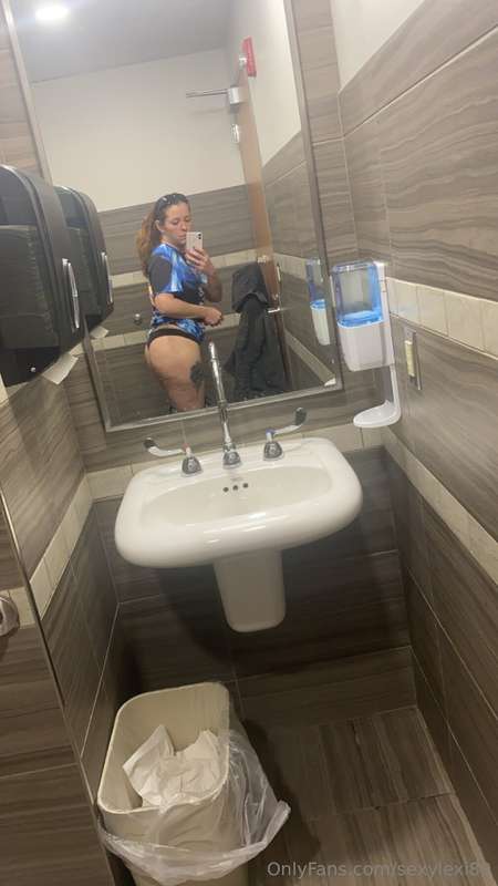 Hospital bathroom selfie 🍑😘
