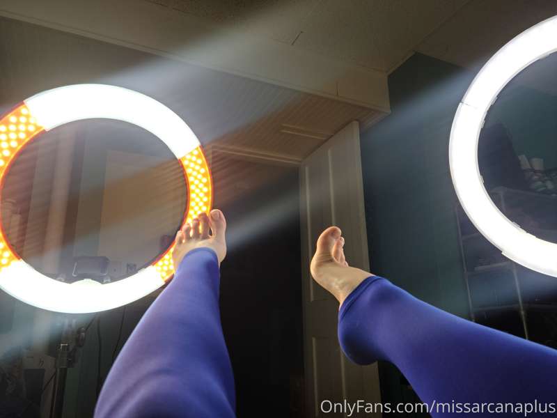 Let me know if you love these up close feet shots?? There's .. 11