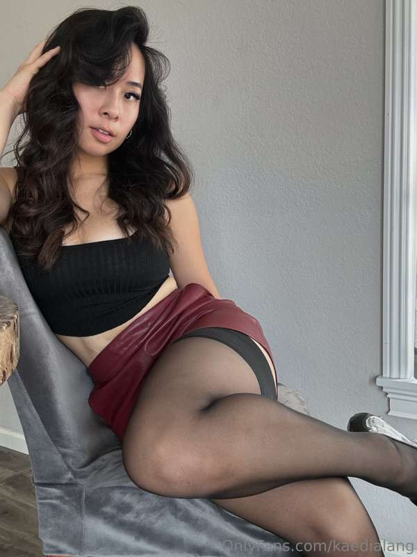 do you like what’s under my skirt? 🖤