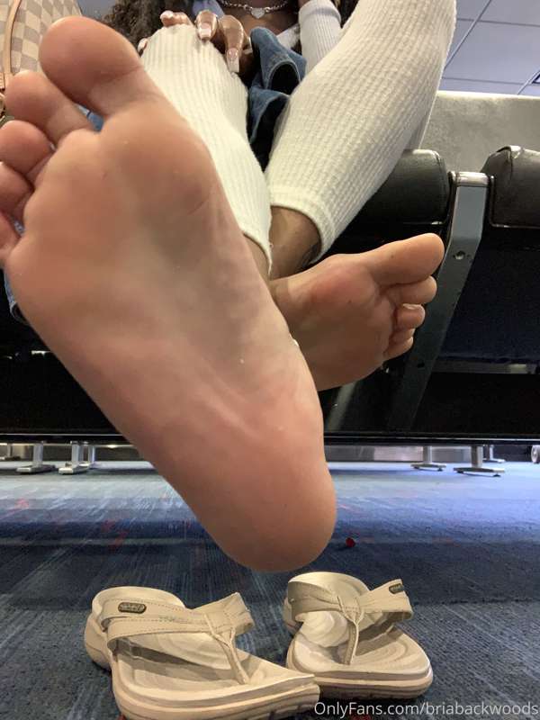 feet pics @ the airport 😜 people were looking @ me so weird .. 3