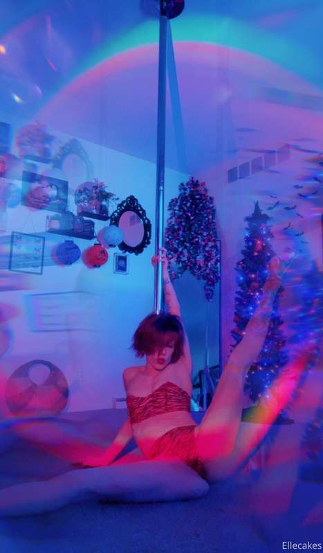 VIP room scene where i give you a personal dance down to my .. 5