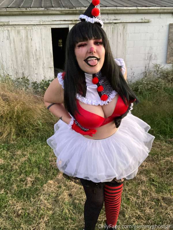 I hope you’re not afraid of clowns 🤡 3