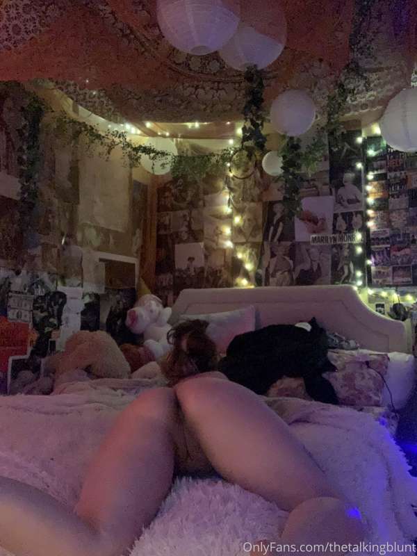 pull my leg to the side :3 1