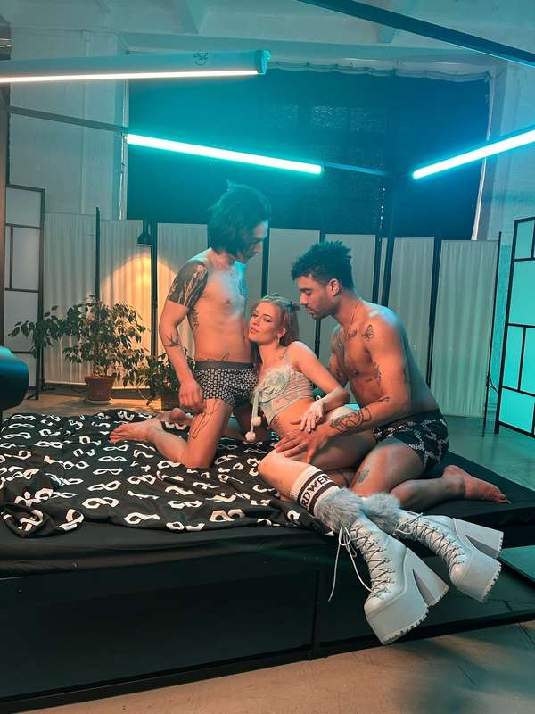BTS to my new scene for Hardwerk 👀 coming soon!!!!! 🍿