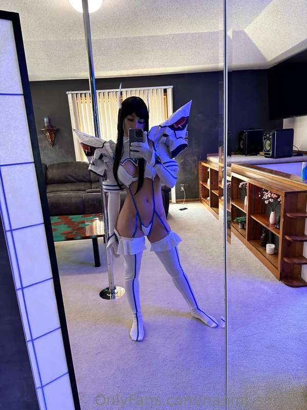 This cosplay makes me wanna go to a convention all dressed u.. 3