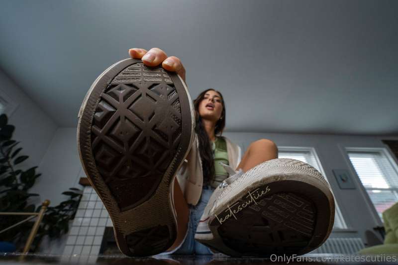 Old stinky converse removal🥵 I’m such a giant compared to yo.. 10