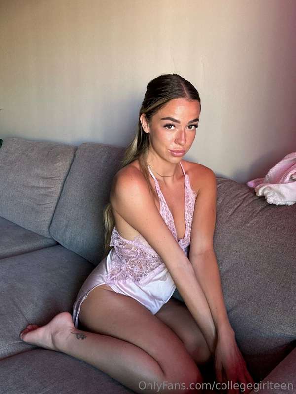 Who want's to take care of my needs rn? 😈