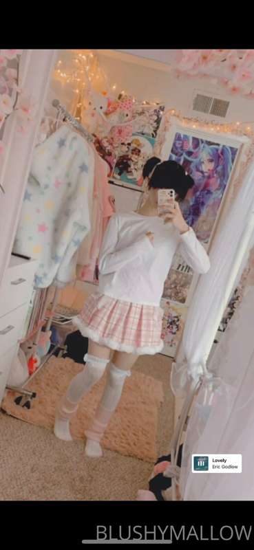 Here I am :3~💕 4