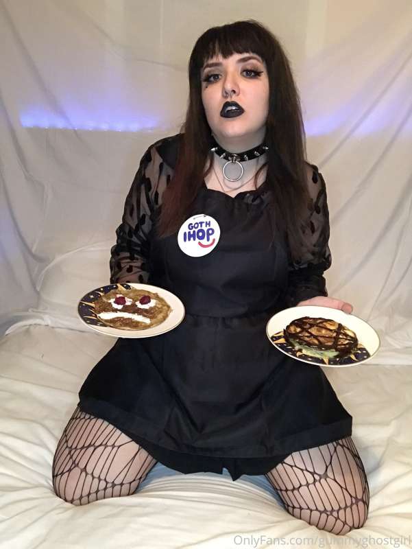 Hi, I’ll be your waitress at Goth IHOP 🥞🖤