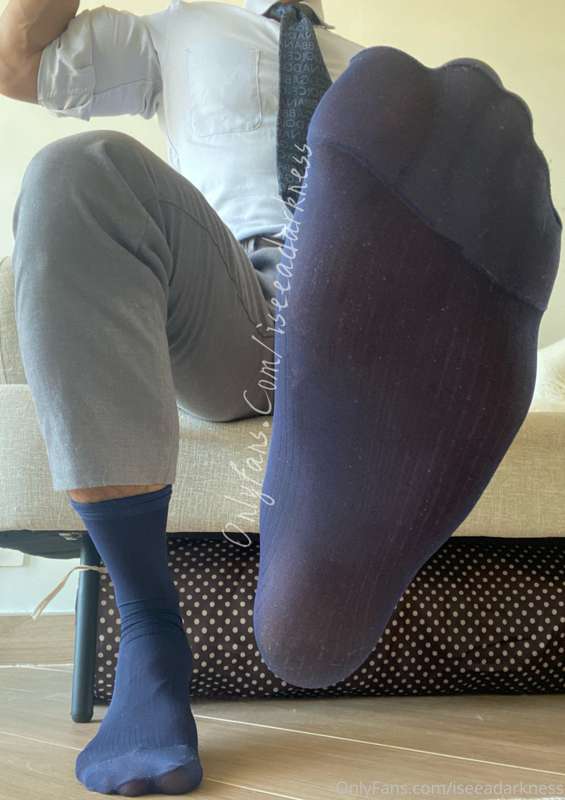 Fetish Friday: Crawl over and worship daddy's socks and feet 1