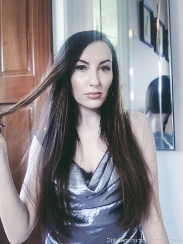 wooo I have so many silky dresses! Do you like a bit of shin.. 6