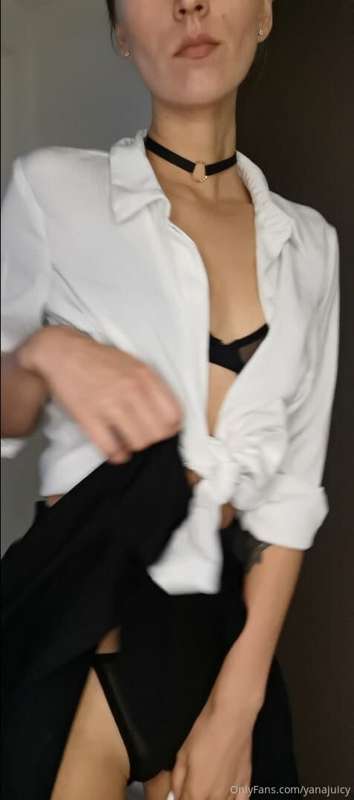 Now I am very sexy clothes, a white shirt and a black skirt ..