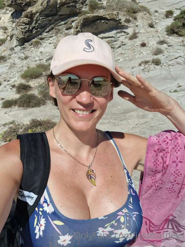 Quelques poses sur les rochers 😊
J'aime beaucoup ce maillot .. 1