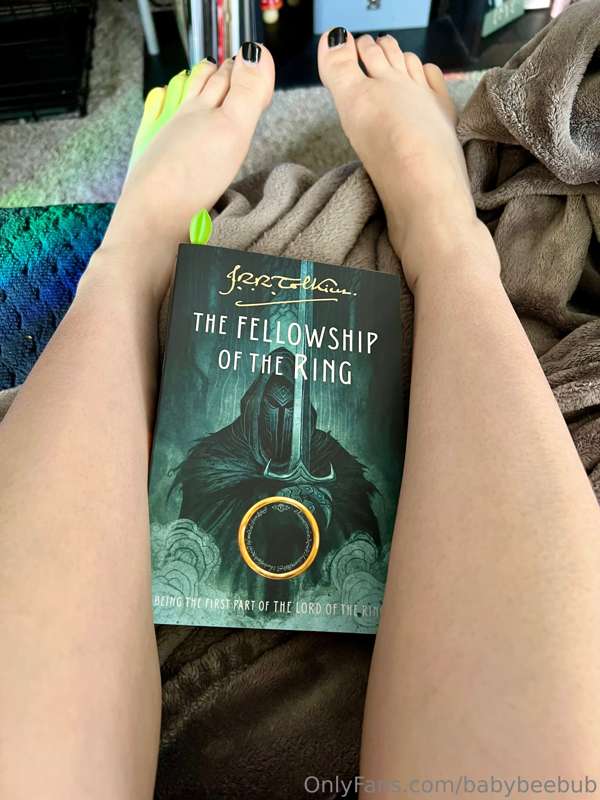 What book are yall reading? Just started this and love it 🥰 .. 1