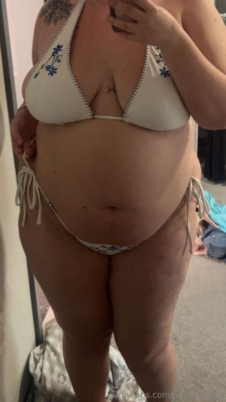 String bikinis were actually made for fat girls 🥵🤭😍 1