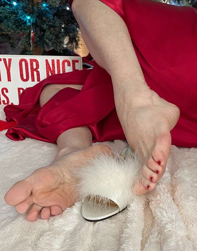 A little sexy time under the tree. Won’t you come unwrap me? 1