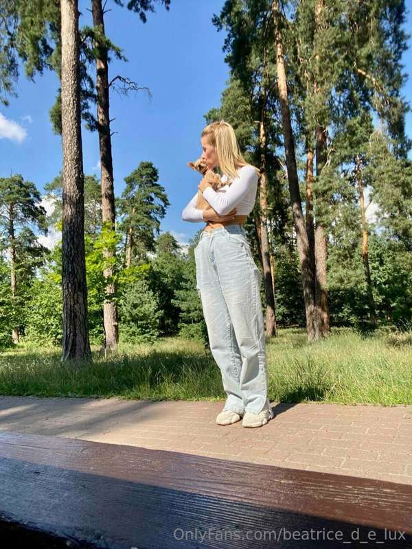 ❤Who'd pick up thi hitchhiking girl?😅💋