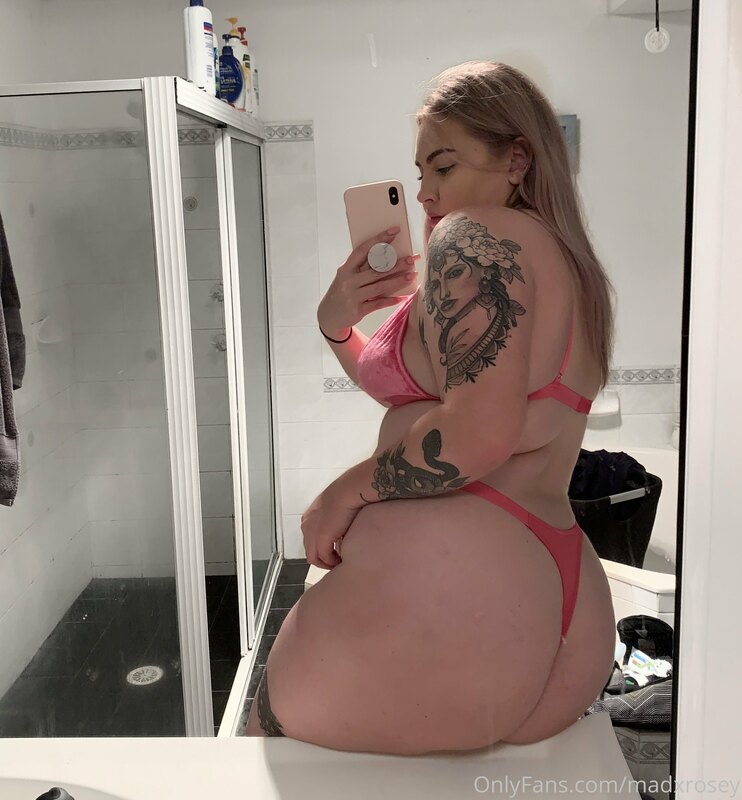 Loving this pink velvet set ? 2am selfies tho