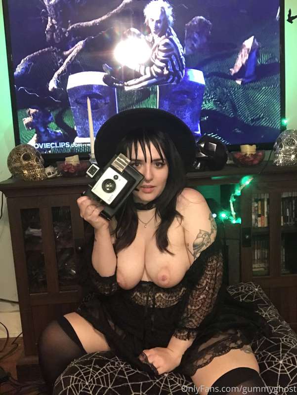 Lydia Deetz cosplay! Will you show me what’s under your shee.. 38