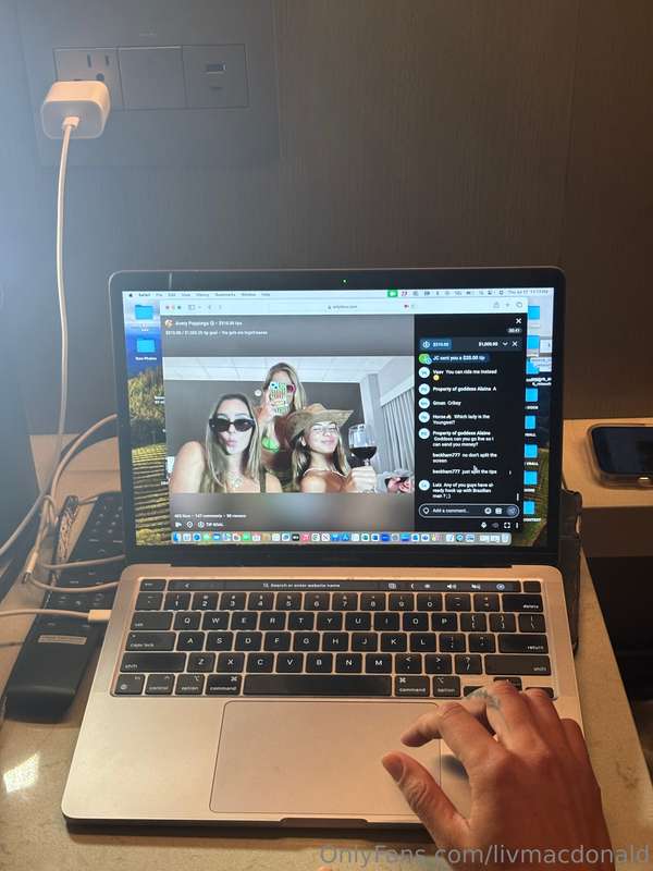 Live on @averypoppinga 