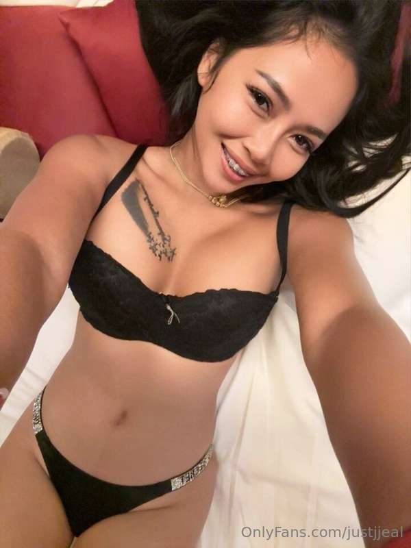 Waiting for you like a little slutt 😈 daddy message me 💋