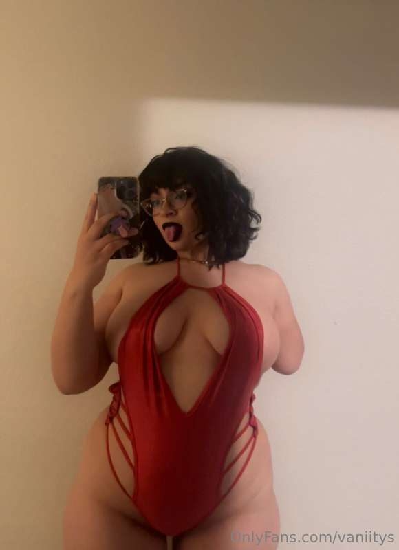 Do you like the color red on me??😳🫣