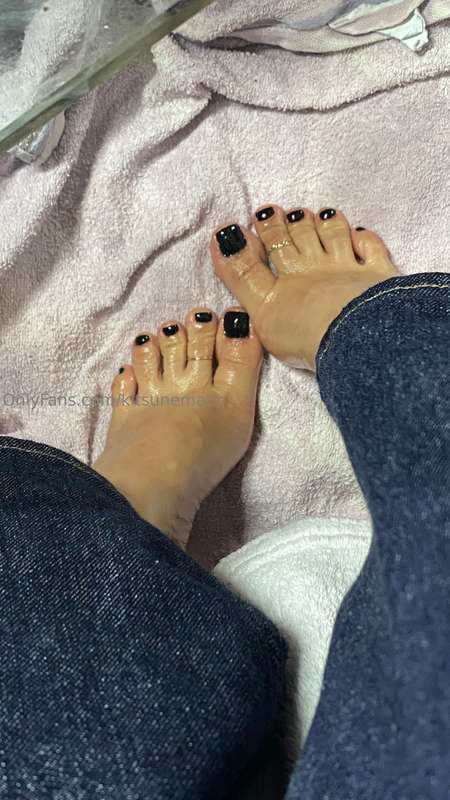 Oily toes closeup 🖤😉
