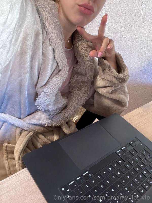 If you're wondering how sexy I look while I work <3
