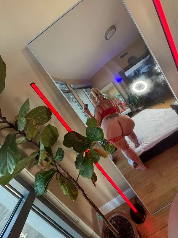 Looking so delicious 😻🎬 thick and sexy in red 2