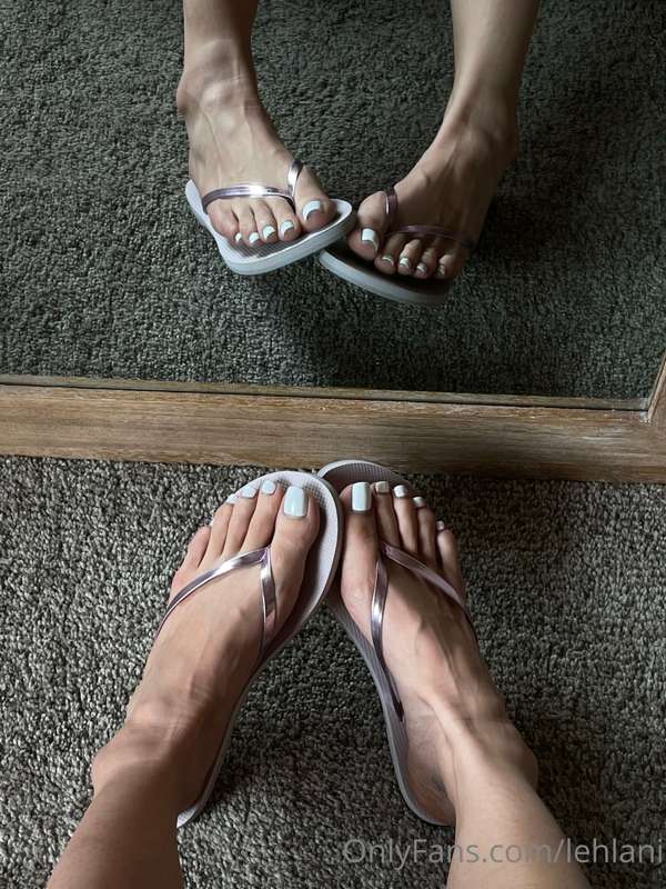 White toes in my flip flops 🤍 4