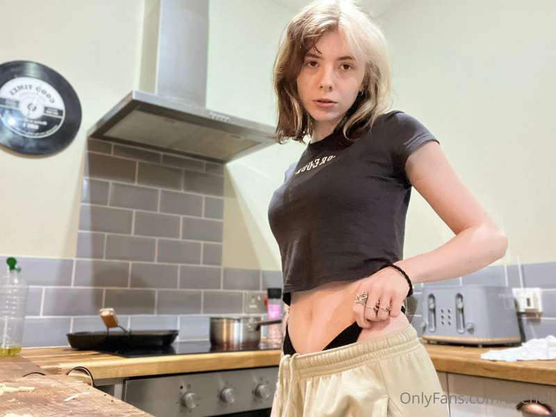 don't all good housewife's cook like this? 🍳 2