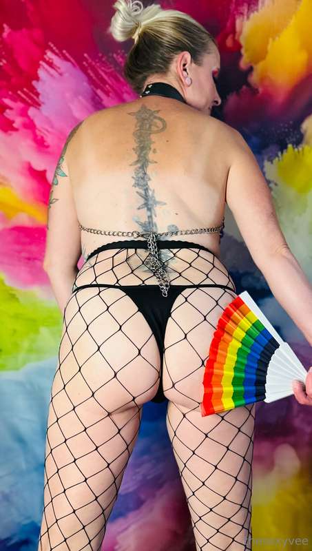 Happy Hump Day! Cum taste the 🌈  2