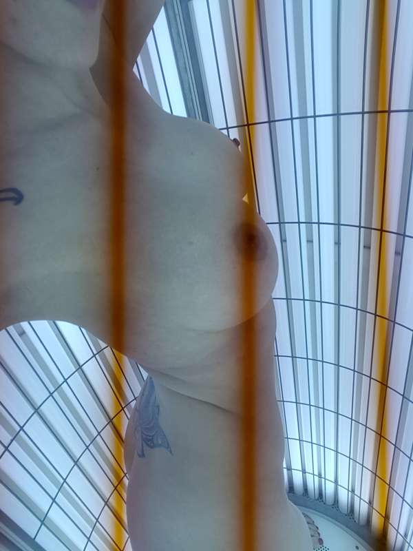 A sneaky peek inside the sunbed today 🌞 14