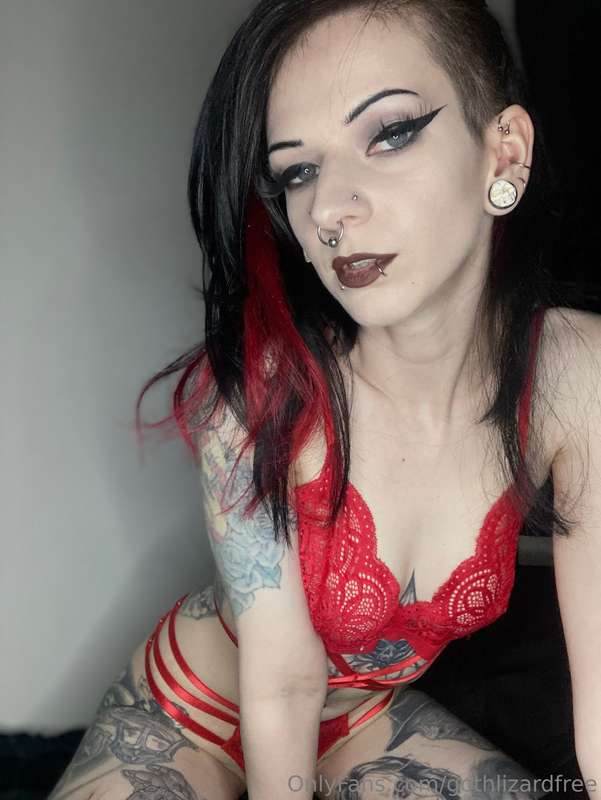 I liked this red set a lot.. so I took a lot of pictures. Ho.. 22