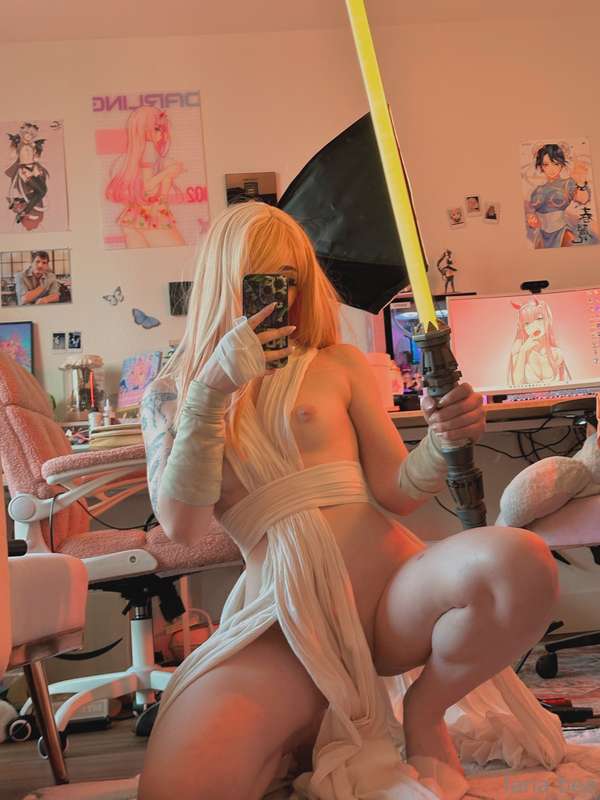 This is… kind of a Star Wars cosplay… right?? 😅 8