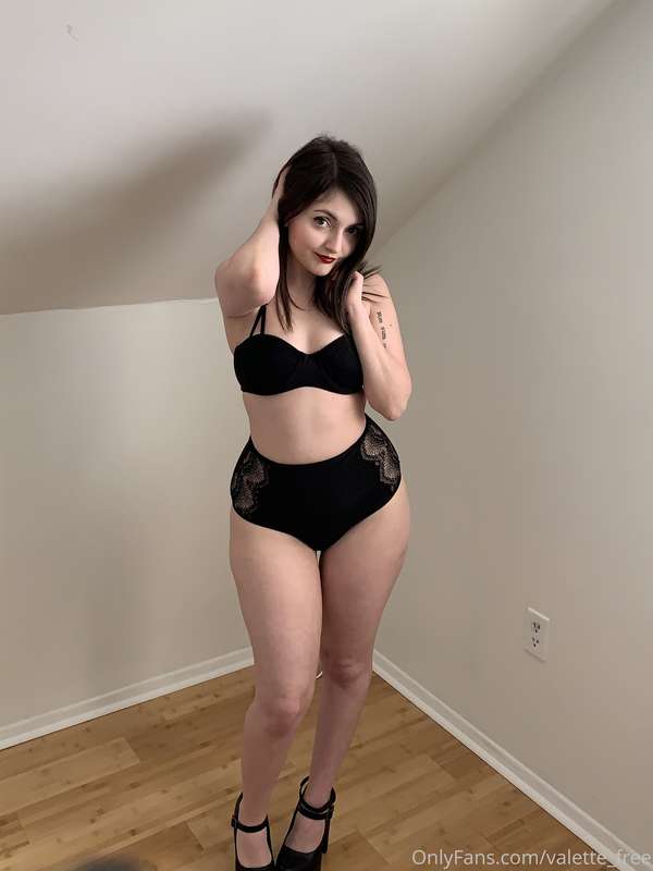 Really feeling myself in this lingerie set. Would you like t..