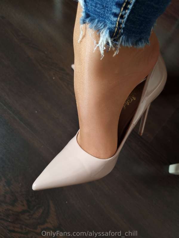 jeans, pantyhose and heels 😍 4