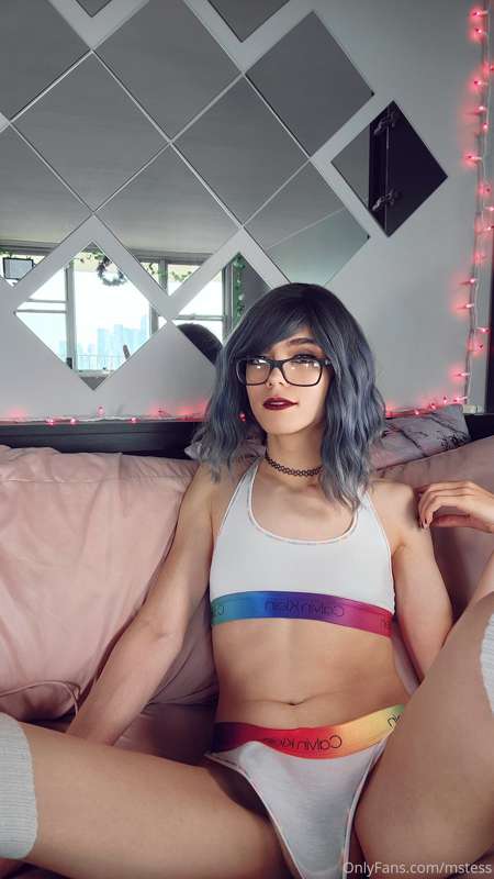 Hoodie vibes... Annnd a little bit of naked vibes c; 20