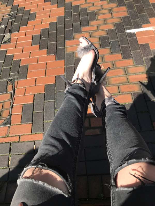Pretty feet in strappy heels in the sun 🌻 2