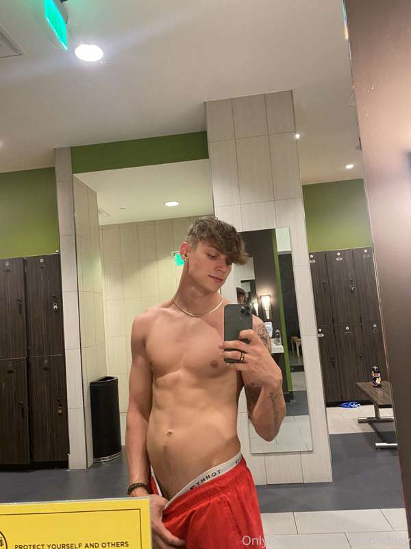 Just another day at the new gym 🥱💪🏼