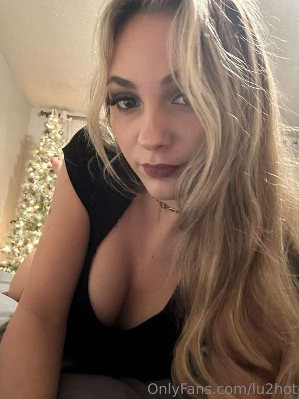 I’m sexting rn in the DMs 🥰 come get naughty with me😈