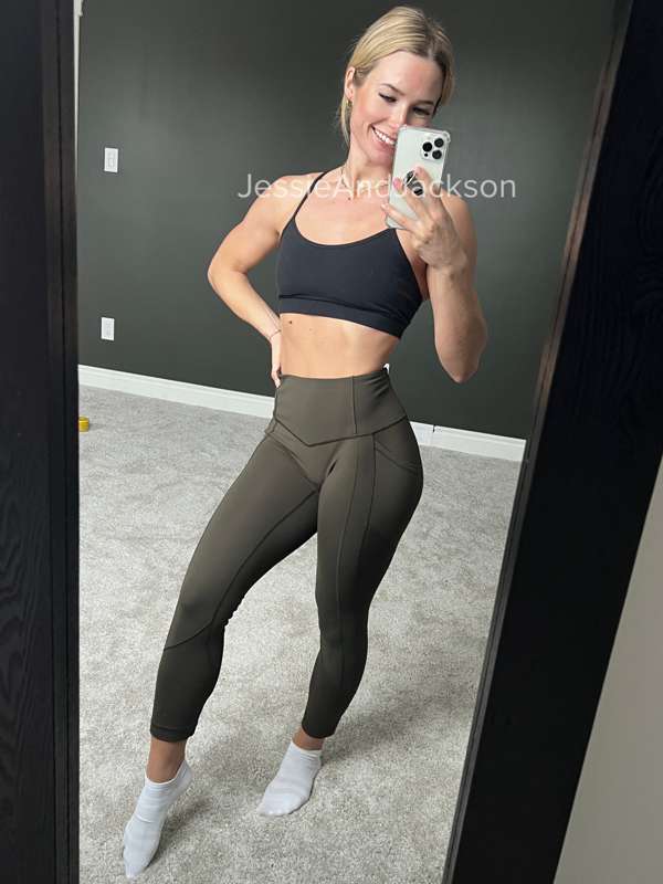 **Gym outfit of the day** 💪🏼
I filmed something fun in this .. 4