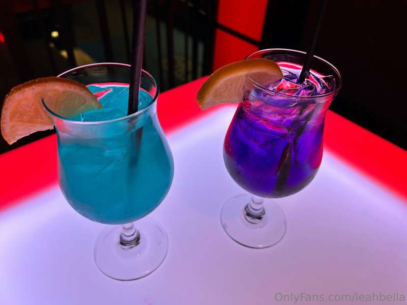 My outfit from girls night 🍹. My new favourite drink: Curaça.. 3