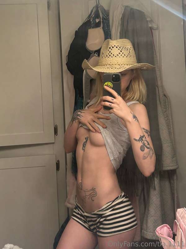 blessing your day with some underboobs :3