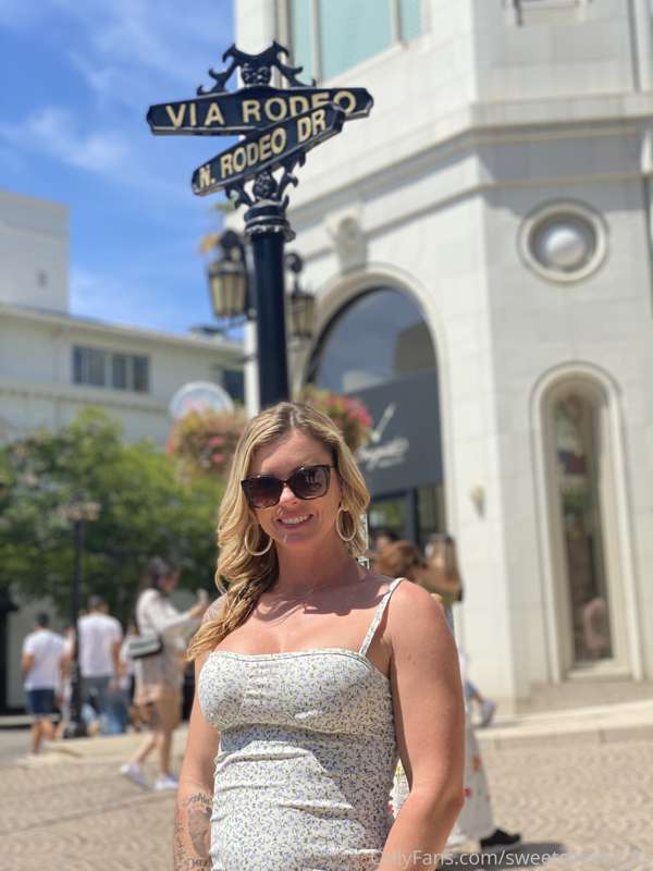 Find me on Rodeo Drive 🛍😏 5