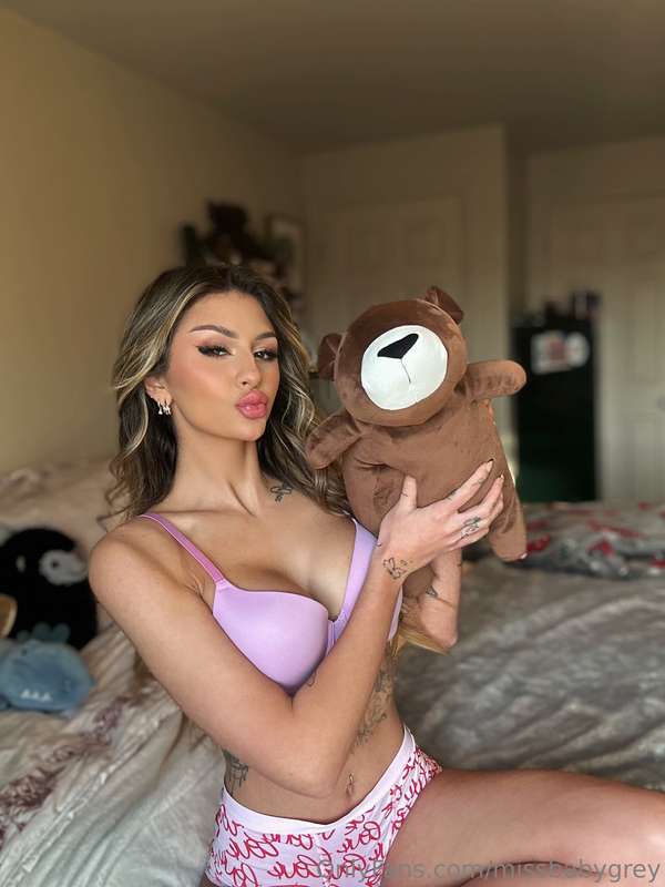Blowing kisses your way, catch them if you can 😘