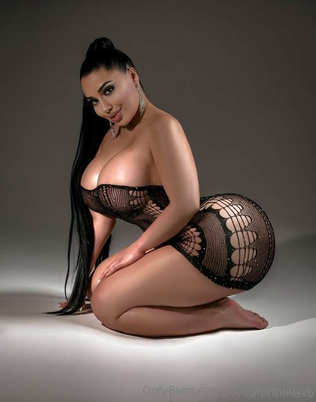 BUSTY BABE @valentiinaxo WITH JUICY BODY WILL SHOW YOU A FIR..